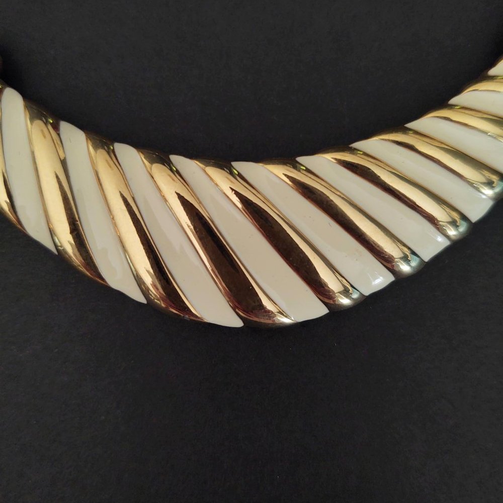 Vintage cream enamel and gold necklace - Picture 6 of 13